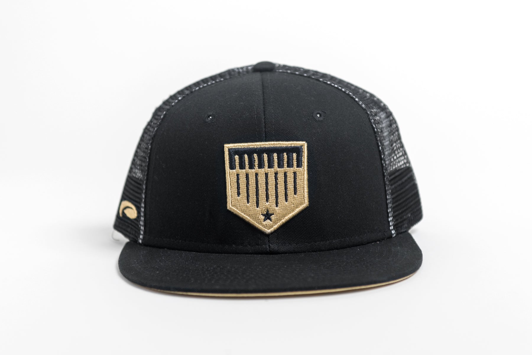 black and gold plate crate hat image 2